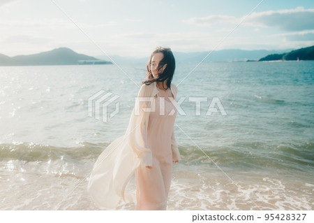 一個女人站在沙灘上的照片 一個女人站在沙灘上的照片 95428327