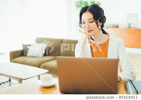 通過遠程辦公開會的年輕女子 95428451