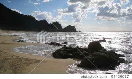 日本風雨如磐的秋海、海角、奇石、沙灘和天空 日本風雨如磐的秋海、海角、奇石、沙灘和天空 95429017