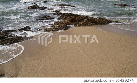 沖向海灘的白浪和奇形怪狀的岩石 沖向海灘的白浪和奇形怪狀的岩石 95429274