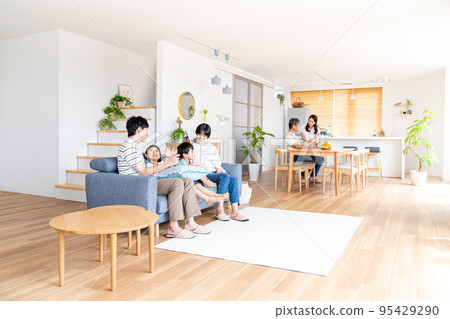 一家三代人在客廳放鬆 95429290