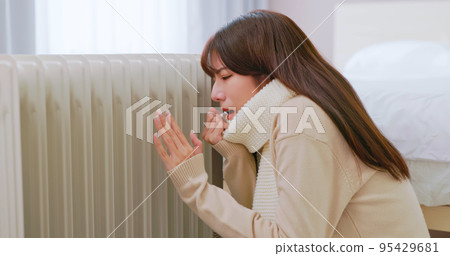 woman feel cold at home 95429681