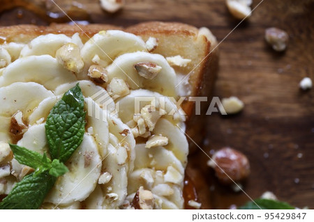 Banana, maple and nut toast arrangement 95429847