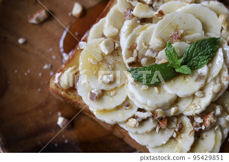 Banana, maple and nut toast arrangement 95429851