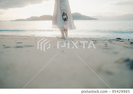 一個女人站在沙灘上的照片 95429985