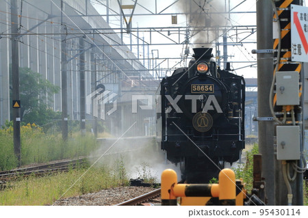 蒸汽機車在上下噴出煙霧的同時運行的強大形象 蒸汽機車在上下噴出煙霧的同時運行的強大形象 95430114