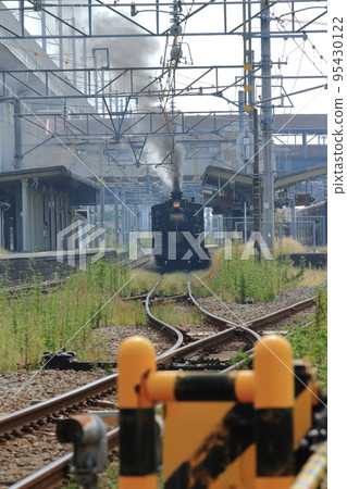 一輛蒸汽機車停在花塚站,冒出黑煙 一輛蒸汽機車停在花塚站,冒出黑煙 95430122