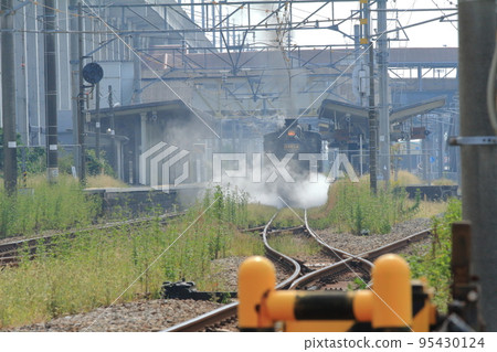 一輛蒸汽機車冒著濃煙離開 Hanuzuka 站 95430124