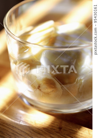玻璃容器中的蜂蜜香蕉酸奶 玻璃容器中的蜂蜜香蕉酸奶 95430161