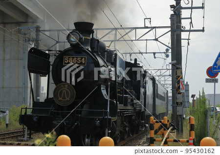 通過 Hanuzuka 鐵路道口的蒸汽機車的壯麗景色 通過 Hanuzuka 鐵路道口的蒸汽機車的壯麗景色 95430162