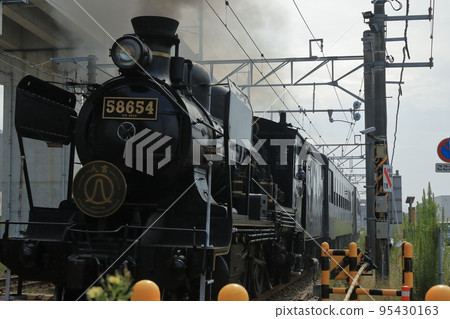 近距離看到蒸汽機車的強大景象 近距離看到蒸汽機車的強大景象 95430163