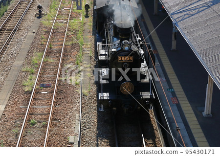 冒著濃煙到達鳥棲站站台的蒸汽機車的英姿 95430171