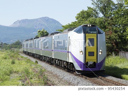 [Railway photo, driver blurred] Kiha 261 Series 1000 Series (Limited Express Hokuto) JR Muroran Main Line Nagawa Station 95430254