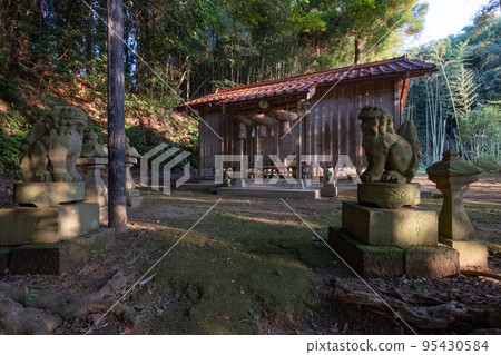 鳥取縣米子市上泉市樂樂福神社禮拜堂和小梅努 鳥取縣米子市上泉市樂樂福神社禮拜堂和小梅努 95430584