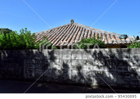 Tile roof of Okinawa 95430895
