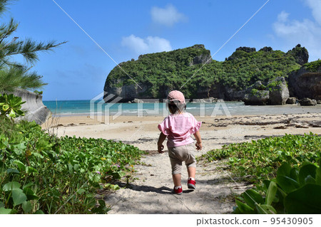 Shirumichi 海灘和女孩的背影 95430905