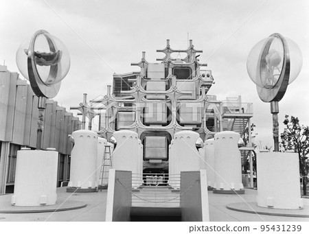 <Osaka Prefecture> Osaka Expo, "Takara Beautylion" produced by architect Kisho Kurokawa 95431239