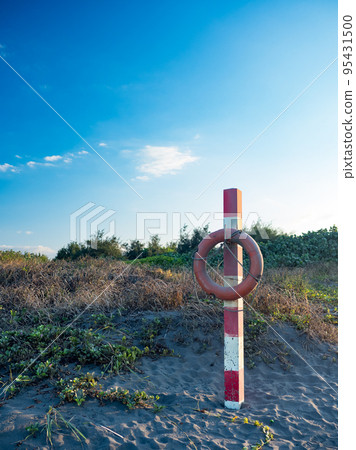 white rescue post with a lifebuoy. on a Sunny summer day. Coastal architecture. Wooden rescue post white rescue post with a lifebuoy. on a Sunny summer day. Coastal architecture. Wooden rescue post 95431500