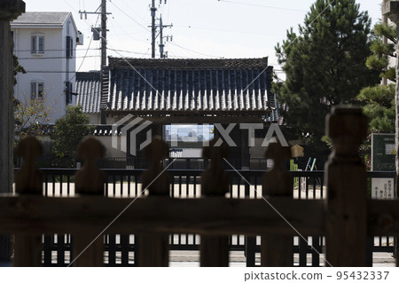 從大十寺（岡崎市）的正門看岡崎城（遠景線） 95432337