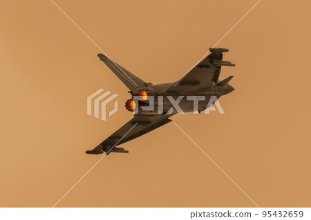 意大利空軍歐洲戰鬥機 EF-2000 在黃昏 意大利空軍歐洲戰鬥機 EF-2000 在黃昏 95432659