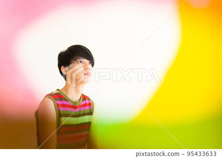 一個時尚男人的彩色肖像 95433633