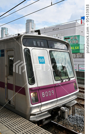 Railway: Tokyo Metro 8000 series with mutual access to private railways and Tobu Railways Railway: Tokyo Metro 8000 series with mutual access to private railways and Tobu Railways 95433938