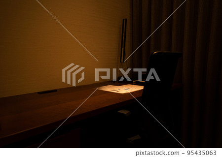 商務酒店客房辦公桌 95435063