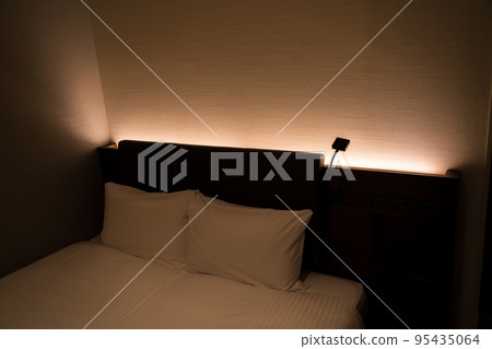 具有電影氛圍的商務酒店臥室 95435064