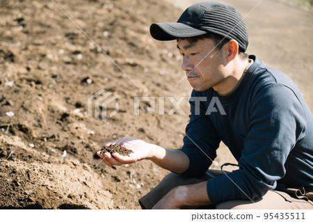 看土壤的農夫 95435511