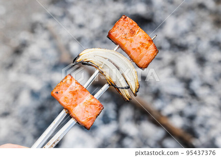 Thick-sliced bacon and onion skewers 95437376
