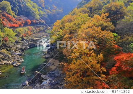 秋葉中的保津峽漂流(京都、嵯峨野) 秋葉中的保津峽漂流(京都、嵯峨野) 95441862