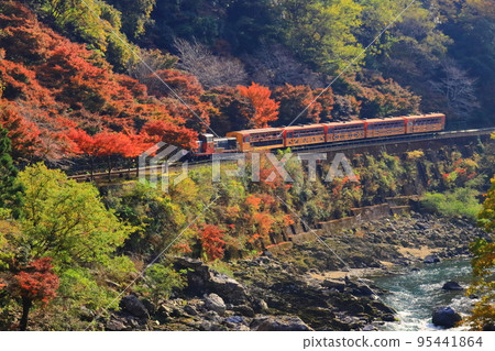 無軌電車（京都嵯峨野）穿過保津峽 95441864