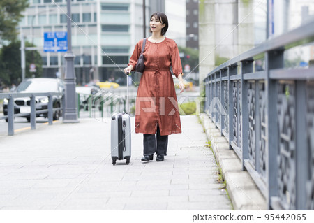 拉著手提包的女人 95442065