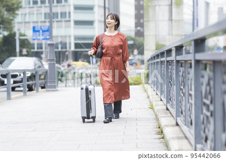 拉著手提包的女人 95442066