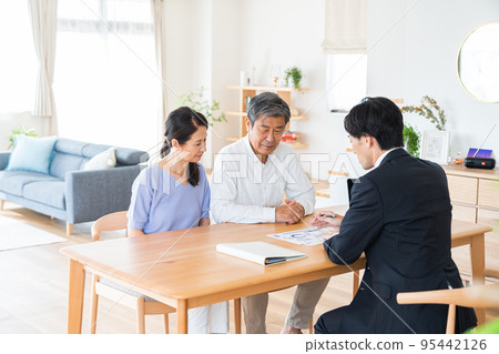 一對夫婦接待來訪的生意 一對夫婦接待來訪的生意 95442126