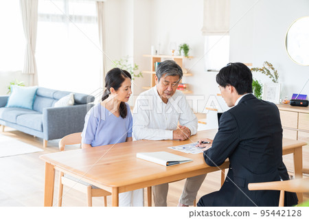 一對夫婦接待來訪的生意 95442128