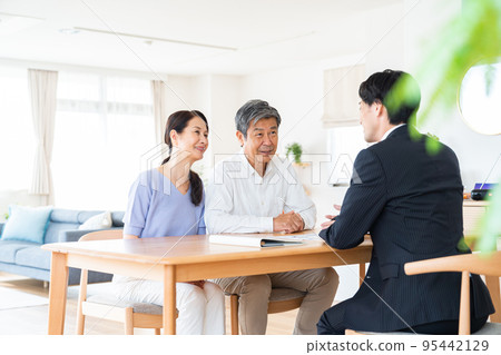 A couple who receives a visiting business 95442129