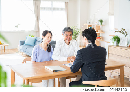一對夫婦接待來訪的生意 95442130