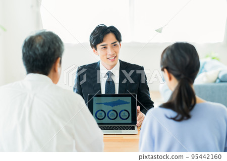 一對夫婦接待來訪的生意 一對夫婦接待來訪的生意 95442160