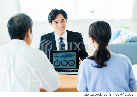 A couple who receives a visiting business A couple who receives a visiting business 95442162