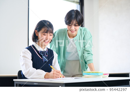 高中生學習，老師指導 95442297
