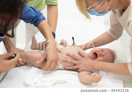 Baby beeing vaccinated by pediatrician in presence of his mother. Preventive vaccination against Diphtheria, whooping cough, tetanus, hepatitis, haemophilus influenzae, pneumococcus, poliomyelitis 95443226