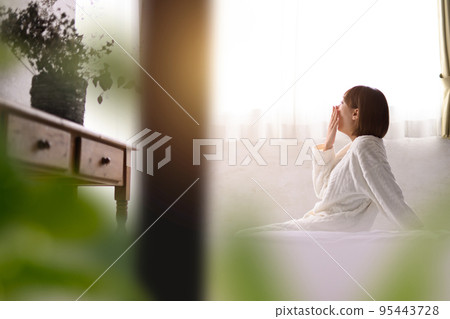 A woman in a pure white loungewear 95443728