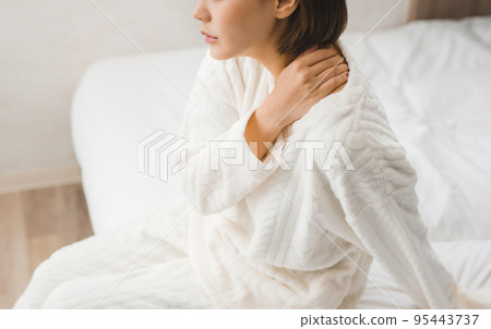 一個穿著純白色家居服的女人 95443737