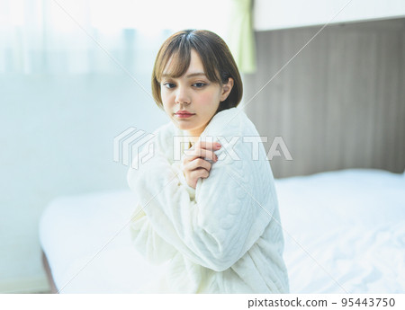 一個穿著純白色家居服的女人 95443750