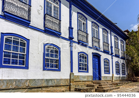 Facade of famous historic house in colonial style Facade of famous historic house in colonial style 95444036