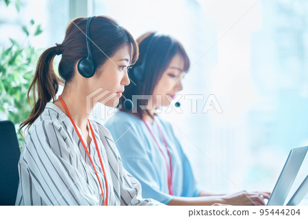 在呼叫中心工作的年輕女接線員 在呼叫中心工作的年輕女接線員 95444204