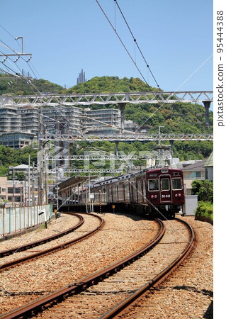 Hankyu train that stops at Minoo station 95444388