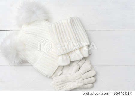 Knitted winter accessories. White woolen snood and hat Knitted winter accessories. White woolen snood and hat 95445017