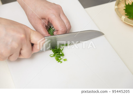 [Cut the rolled perilla leaves into thin strips to make condiments] 95445205